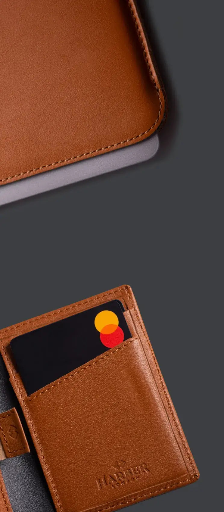 Portefeuille en cuir ouvert avec des cartes et une pochette en cuir avec un macbook