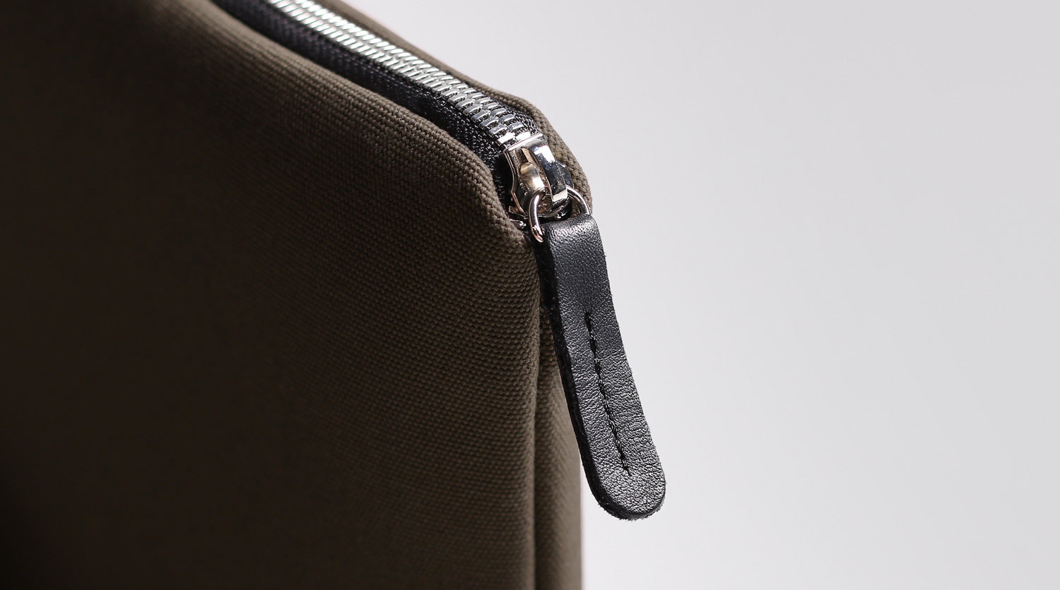 Zipper and leather detail of the MacBook Pro sleeve.
