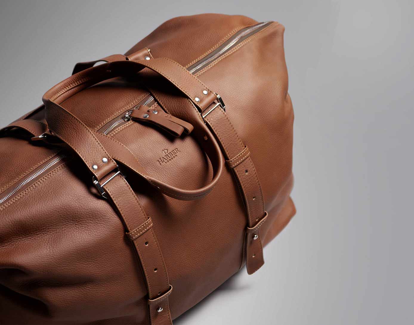 Luxurious leather travel bag 