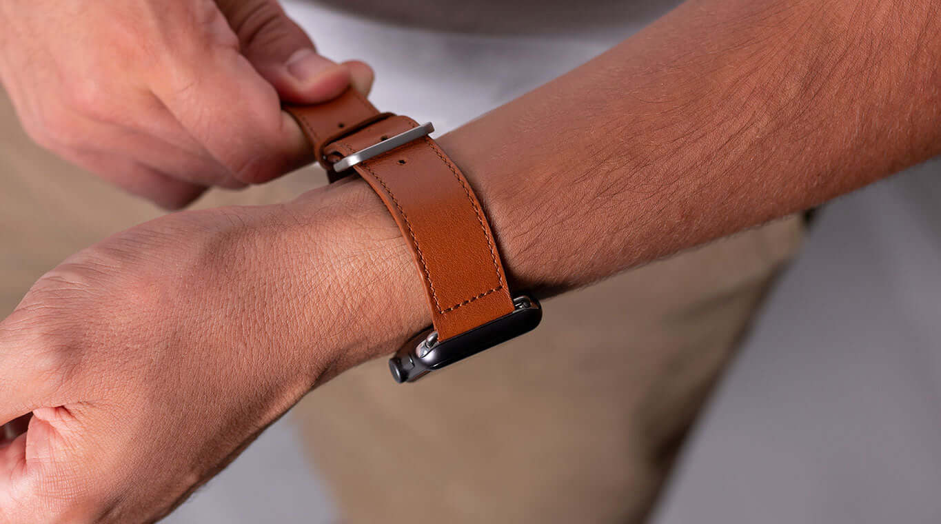 Personne avec un bracelet de montre en cuir classique