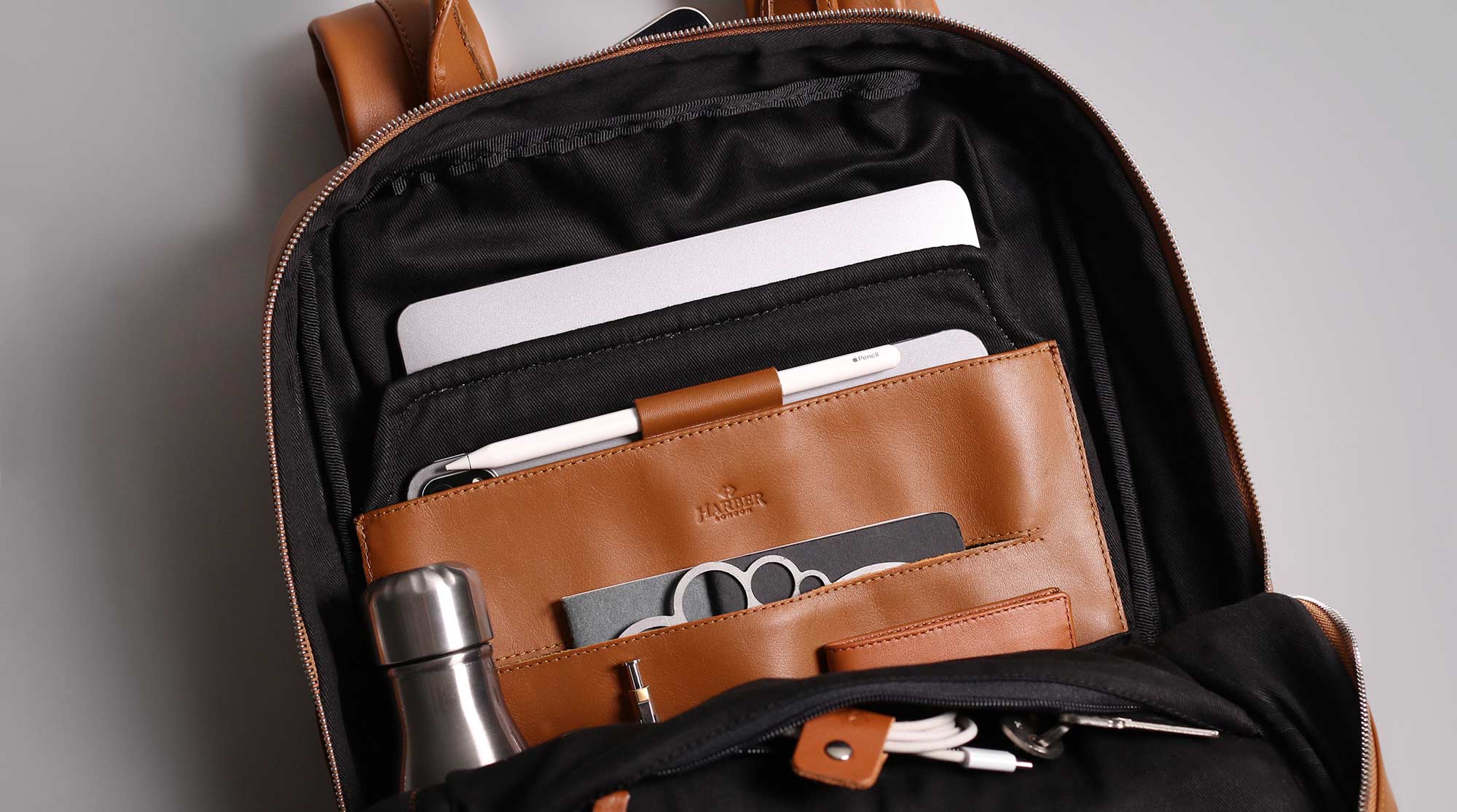 Spezielle gepolsterte Taschen für Laptops, iPad und EDC-Ausrüstung.