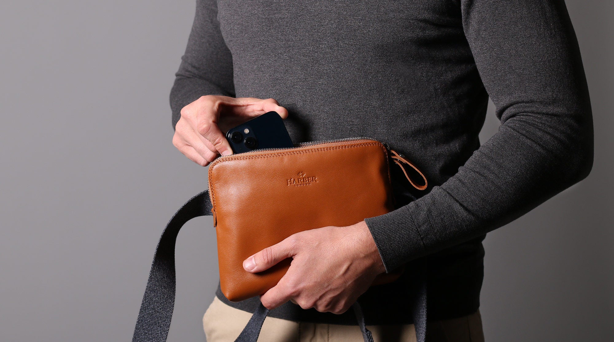 Umhängetasche aus Leder, perfekt zum Tragen von iPhone, Brieftaschen und vielem mehr.