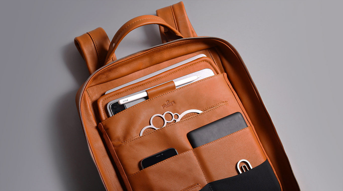 Laptop-Rucksack aus Leder mit gepolsterten Innentaschen für Laptops, Tablets und andere technische Geräte.