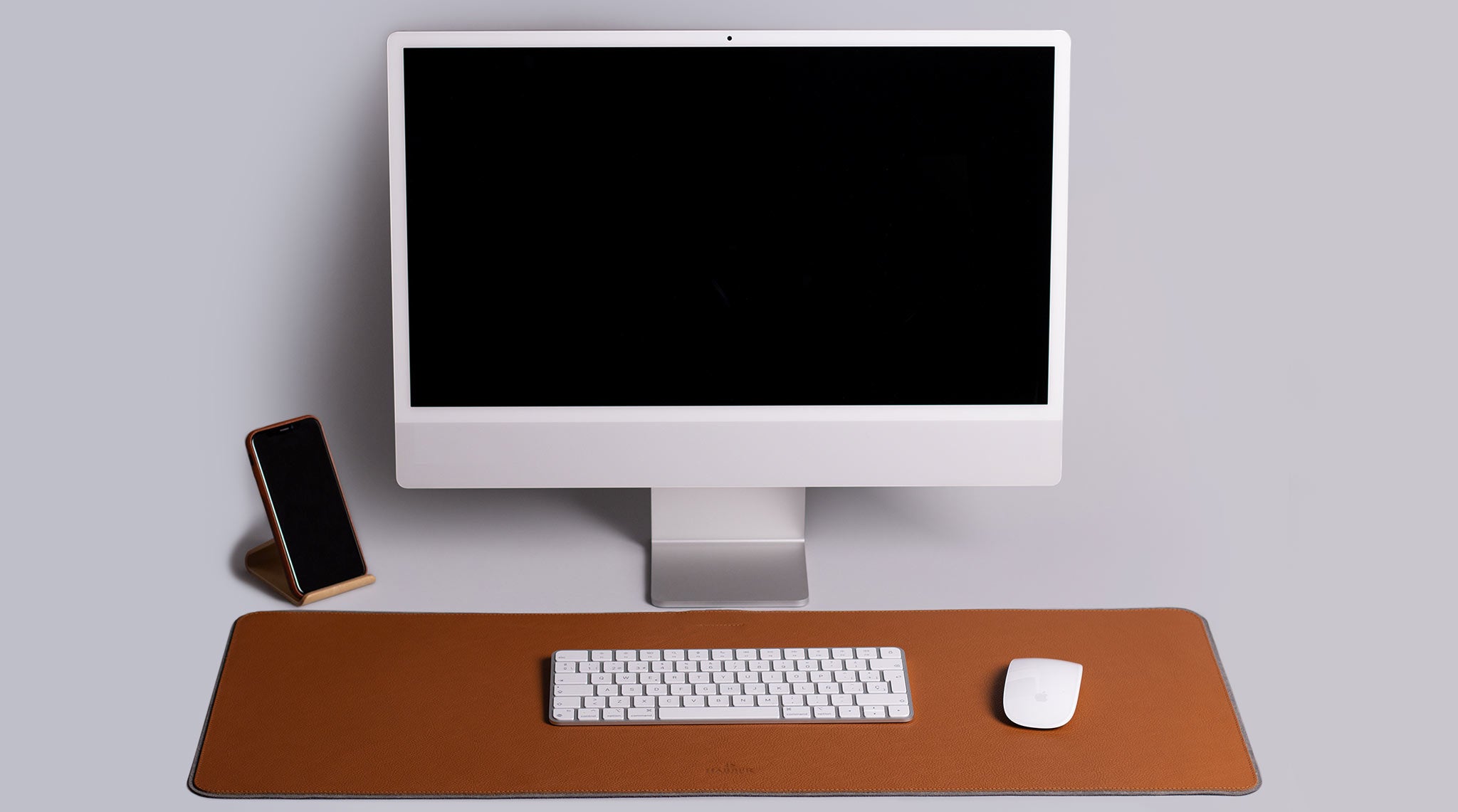 Installation avec un tapis de bureau en cuir fabriqué à la main