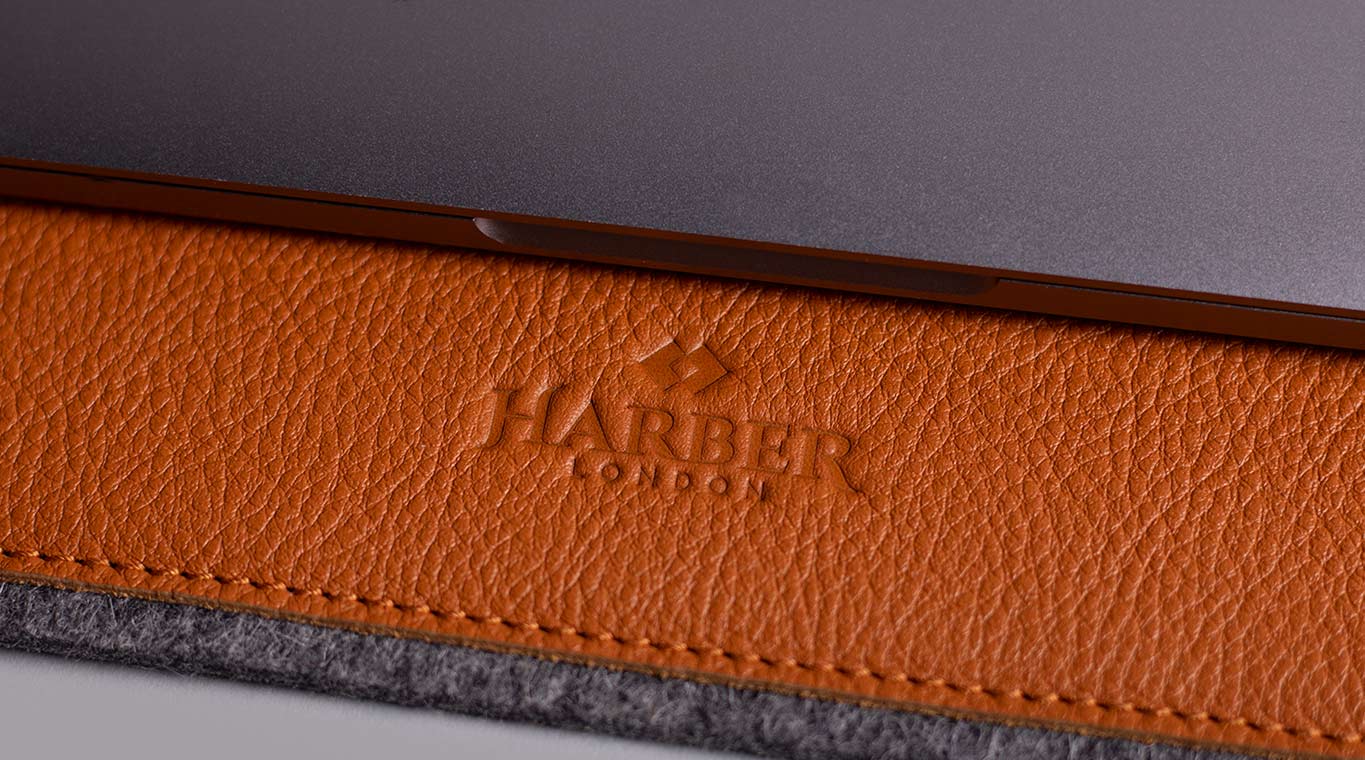 Logotipo de Harber London grabado en un tapete de escritorio de cuero