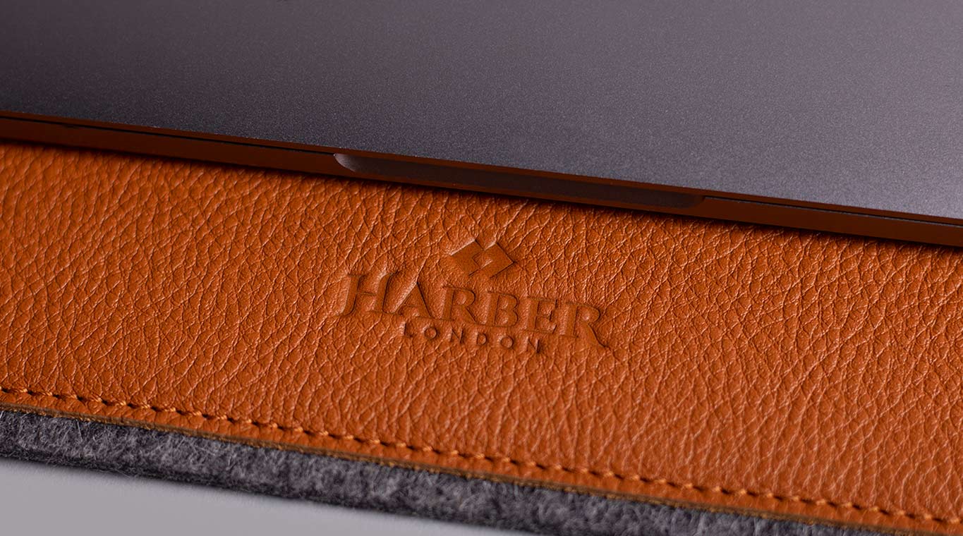 Logo Harber London en relief sur un sous-main en cuir