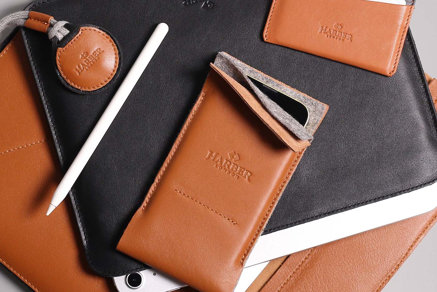Leather luxury sleeves for MacBook, iPad and iPhone.