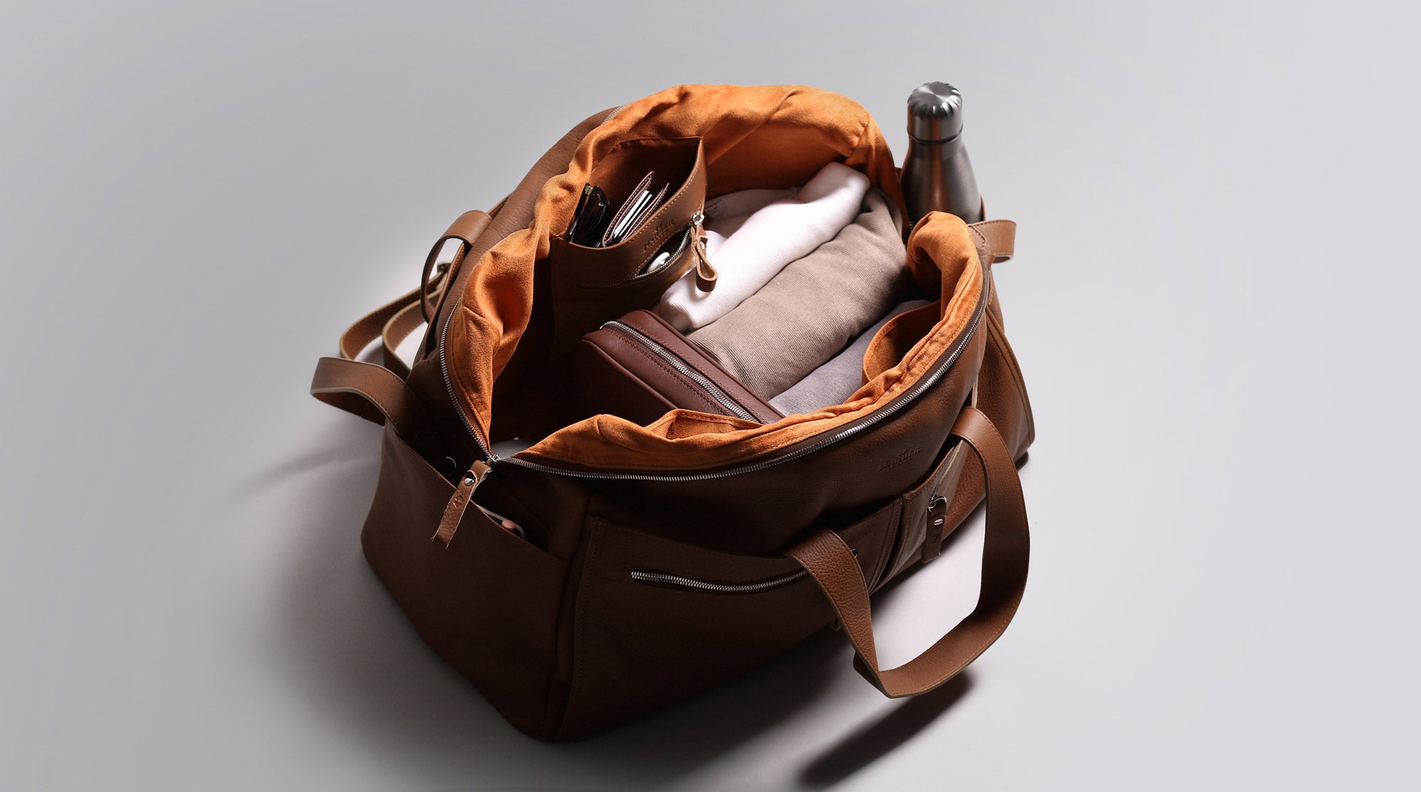 Luxurious leather travel bag