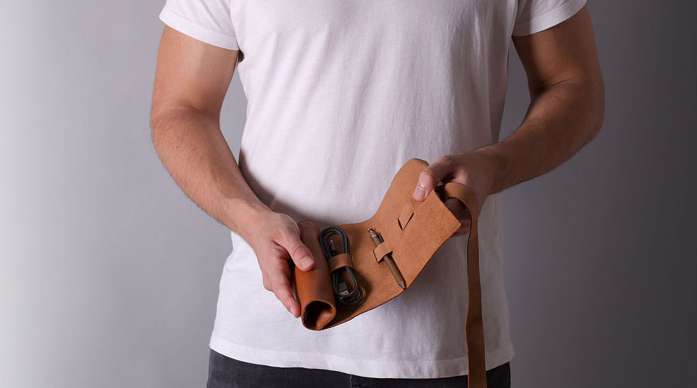 Rollup-Kabelorganizer aus Leder