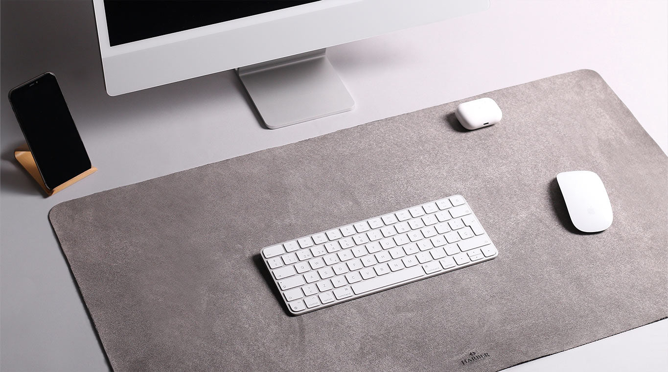 Installation avec un tapis de bureau minimaliste en microfibre