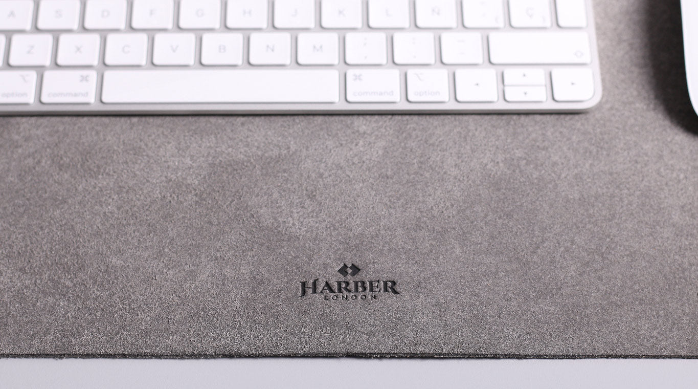 Logotipo de Harber London grabado en una alfombrilla de escritorio de microfibra de primera calidad