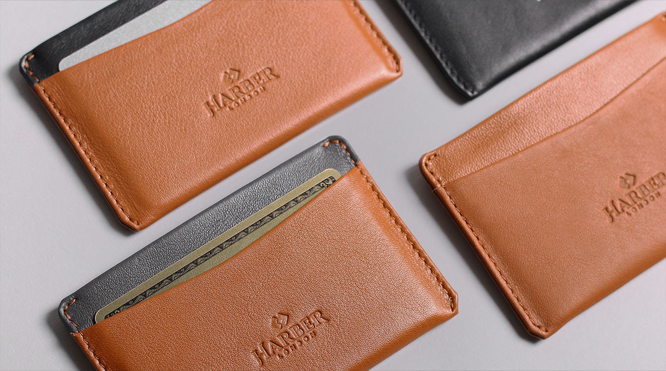 Flatlay minimaliste de porte-cartes en cuir minces