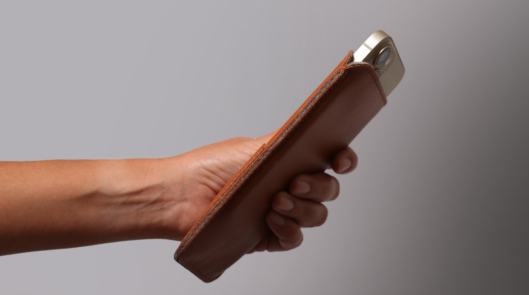 Slim leather sleeve 