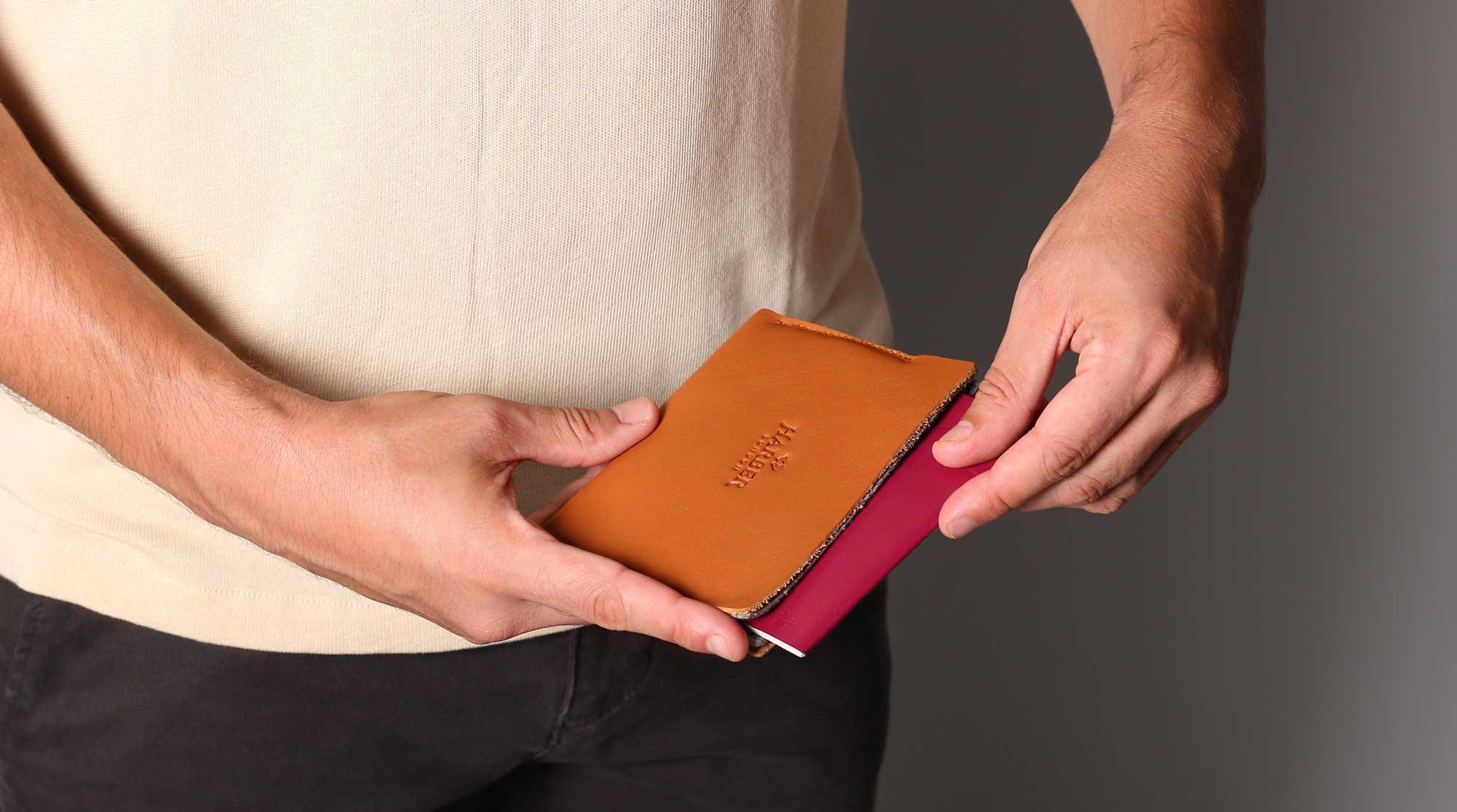 Porta pasaporte de cuero, cabe 2 pasaportes y tarjetas