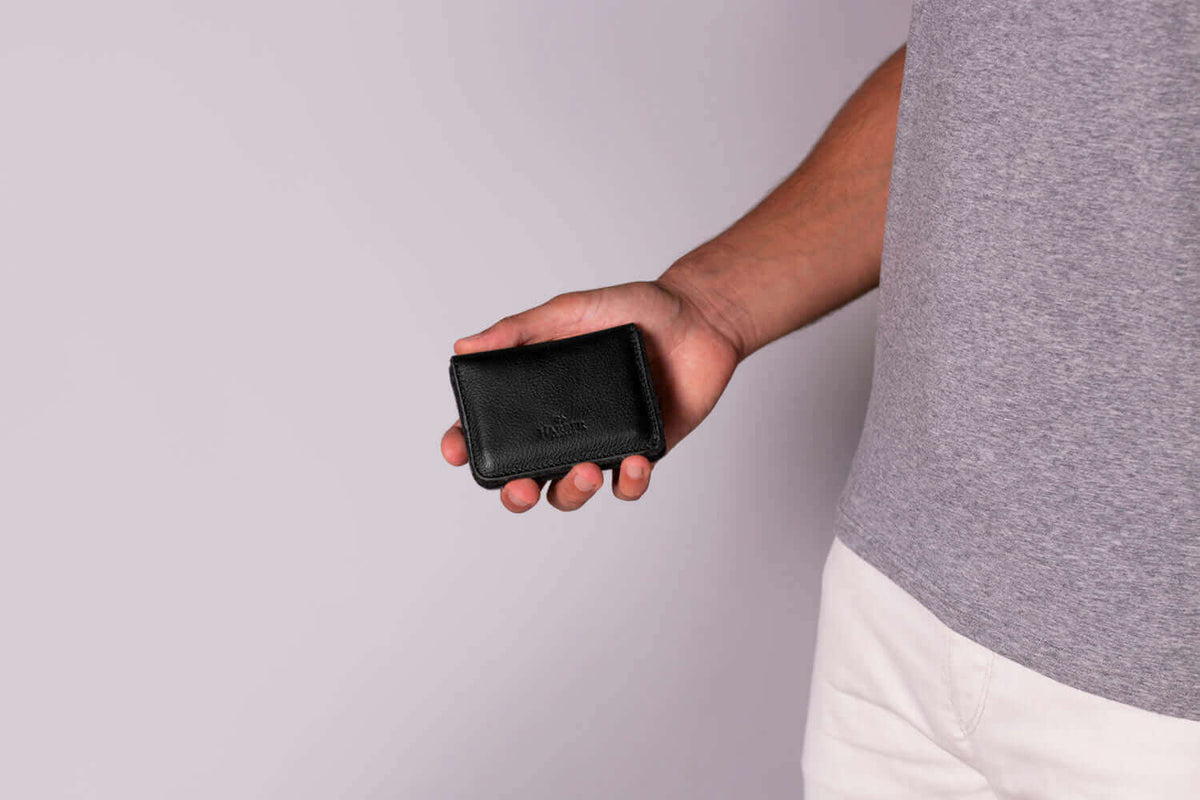  Classic - Flip Card Case Black