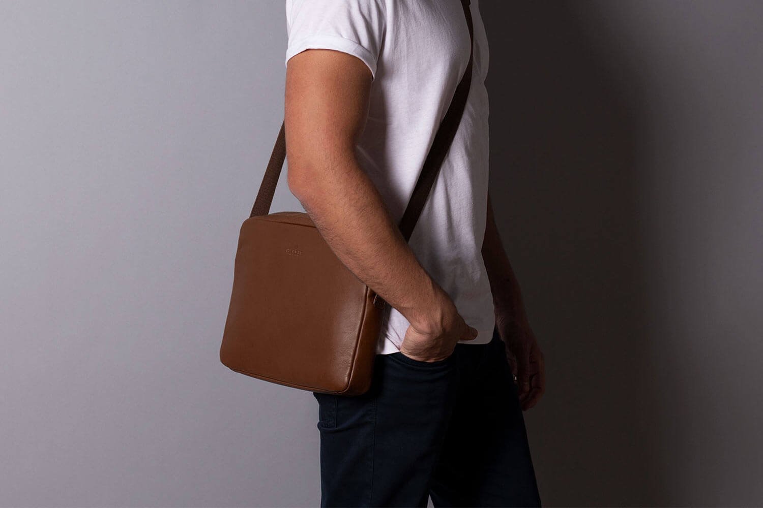 Sac messager en cuir pour iPad marron foncé