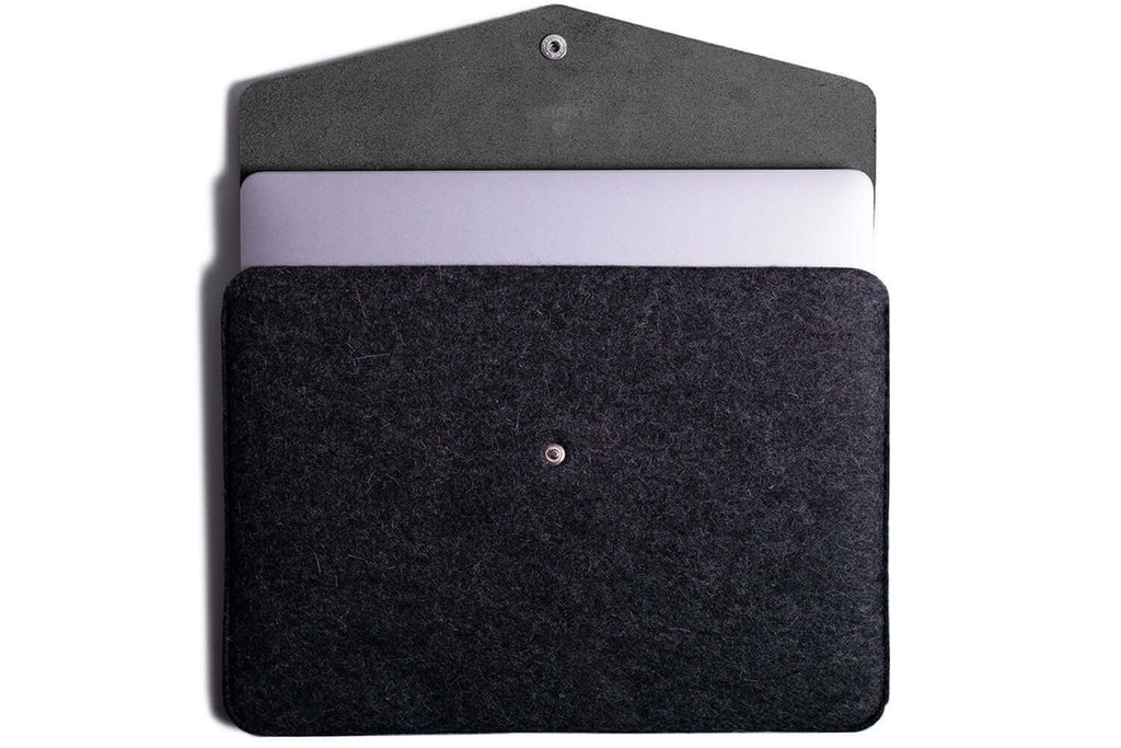 Etui enveloppe en cuir pour Macbook noir