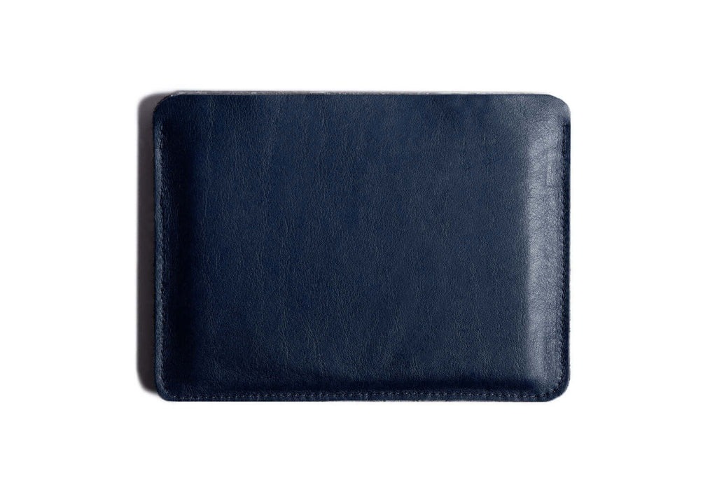 Porte-passeport plat en cuir bleu marine/feutre clair