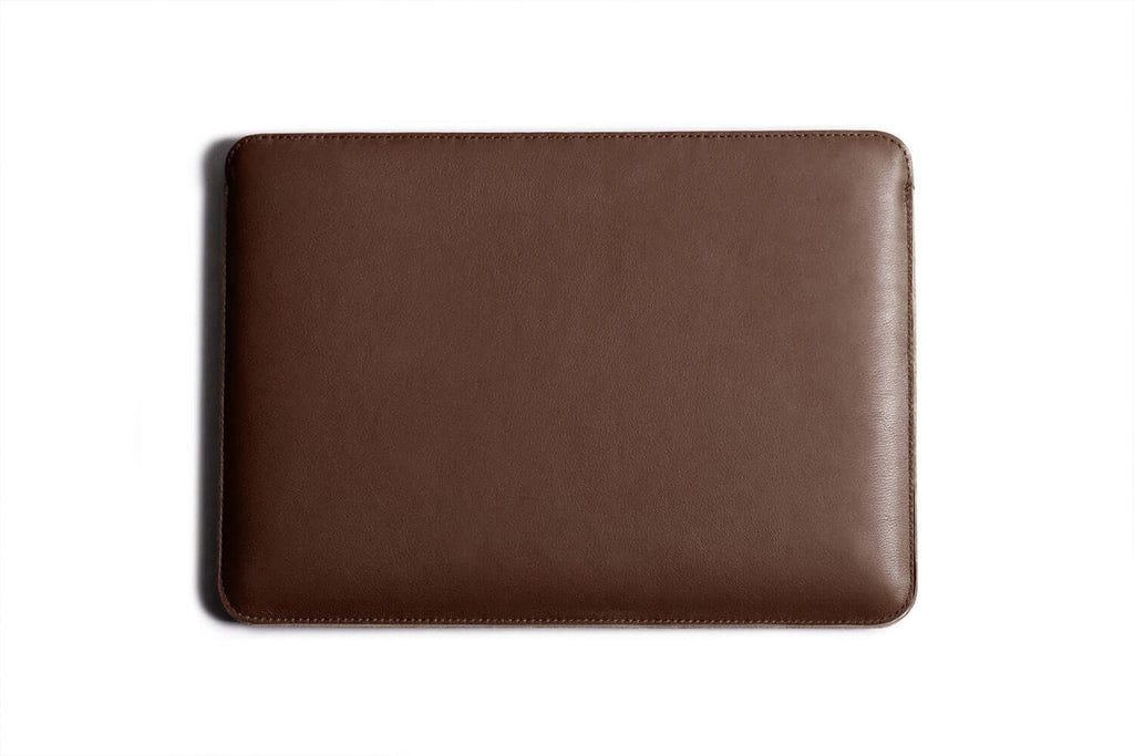 Étui fin en cuir pour MacBook marron foncé